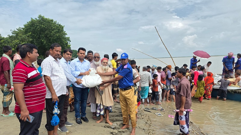 চাঁপাইনবাবগঞ্জে বন্যায় ক্ষতিগ্রস্থ ২৭০০ পরিবার  পেয়েছে সরকারি  সাহায্য,এখনও বহু মানুষের সাহায্য দরকা